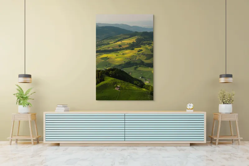 Tablou Canvas, "Panorama colinelor verzi sub soare", Peisaj, Coline, Căsuțe, Natura, Verdeață, Lumină, Serenitate, Dealuri, Pajiști, Rural., 100 x 150 cm – poza 4