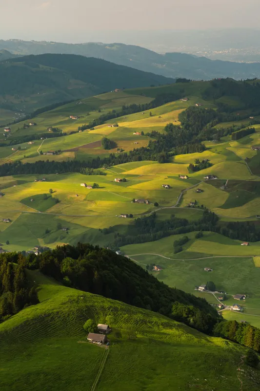 Tablou Canvas, "Panorama colinelor verzi sub soare", Peisaj, Coline, Căsuțe, Natura, Verdeață, Lumină, Serenitate, Dealuri, Pajiști, Rural., 100 x 150 cm – poza 2
