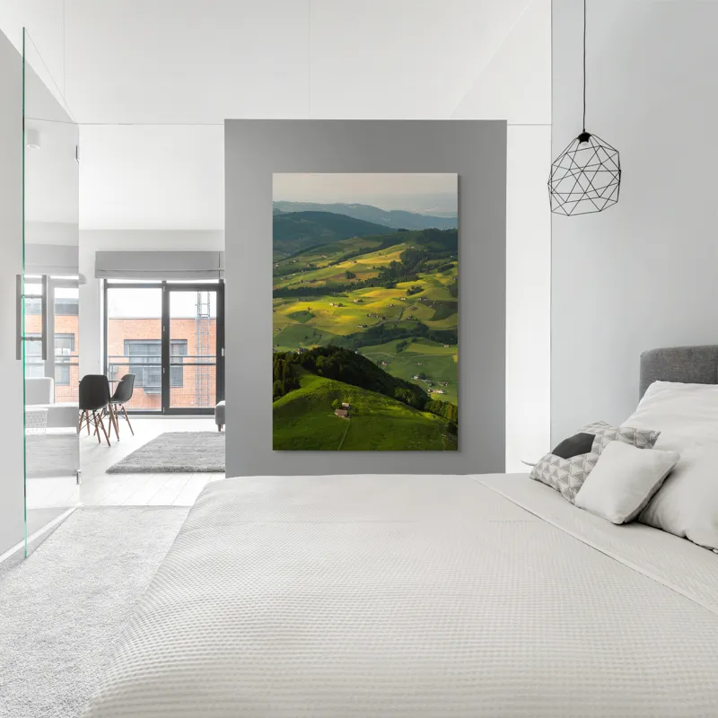 Tablou Canvas, "Panorama colinelor verzi sub soare", Peisaj, Coline, Căsuțe, Natura, Verdeață, Lumină, Serenitate, Dealuri, Pajiști, Rural., 100 x 150 cm – poza 5