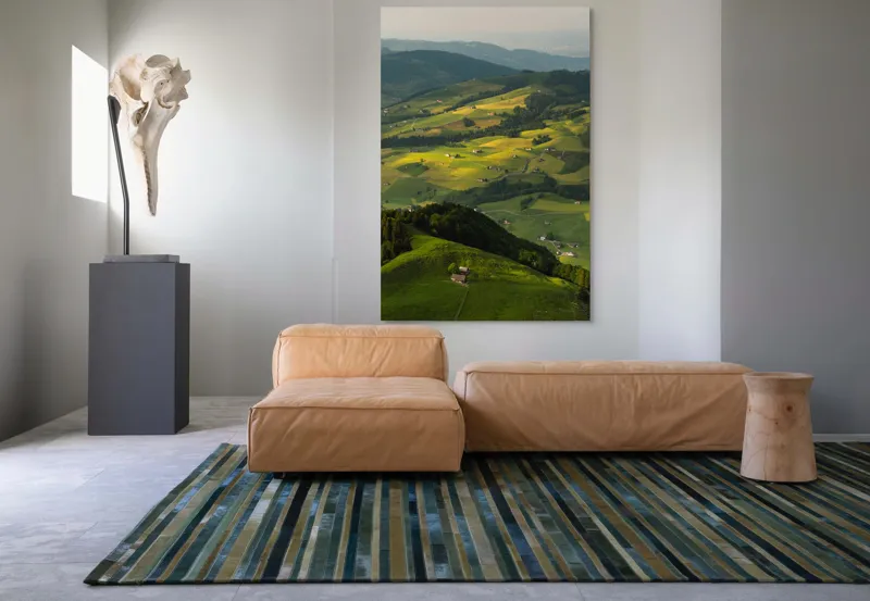 Tablou Canvas, "Panorama colinelor verzi sub soare", Peisaj, Coline, Căsuțe, Natura, Verdeață, Lumină, Serenitate, Dealuri, Pajiști, Rural., 100 x 150 cm – poza 7