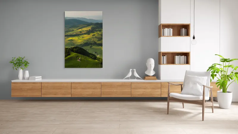 Tablou Canvas, "Panorama colinelor verzi sub soare", Peisaj, Coline, Căsuțe, Natura, Verdeață, Lumină, Serenitate, Dealuri, Pajiști, Rural., 100 x 150 cm – poza 8
