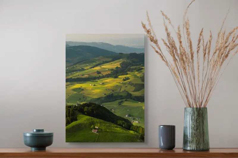 Tablou Canvas, "Panorama colinelor verzi sub soare", Peisaj, Coline, Căsuțe, Natura, Verdeață, Lumină, Serenitate, Dealuri, Pajiști, Rural., 39 x 54 cm – poza 3