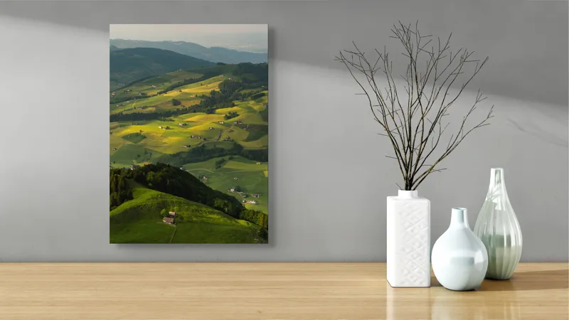 Tablou Canvas, "Panorama colinelor verzi sub soare", Peisaj, Coline, Căsuțe, Natura, Verdeață, Lumină, Serenitate, Dealuri, Pajiști, Rural., 39 x 54 cm – poza 4