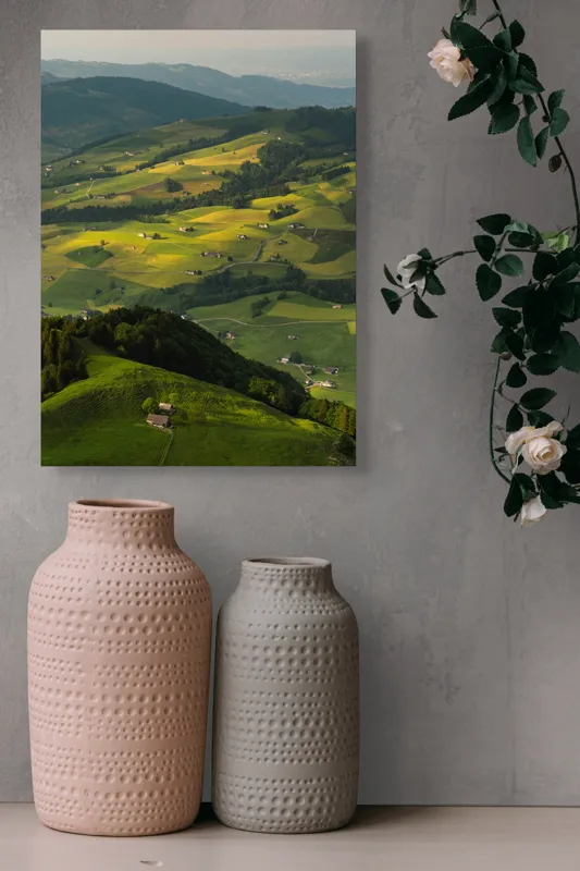 Tablou Canvas, "Panorama colinelor verzi sub soare", Peisaj, Coline, Căsuțe, Natura, Verdeață, Lumină, Serenitate, Dealuri, Pajiști, Rural., 39 x 54 cm – poza 6