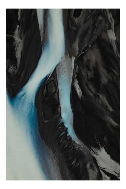 Tablou Canvas, "Râu albastru pe pânză întunecată", Mister, Curaj, Fluiditate, Contrast, Eleganță, Profunzime, Neobișnuit, Abstracție, Curgere, Natură, 39 x 54 cm