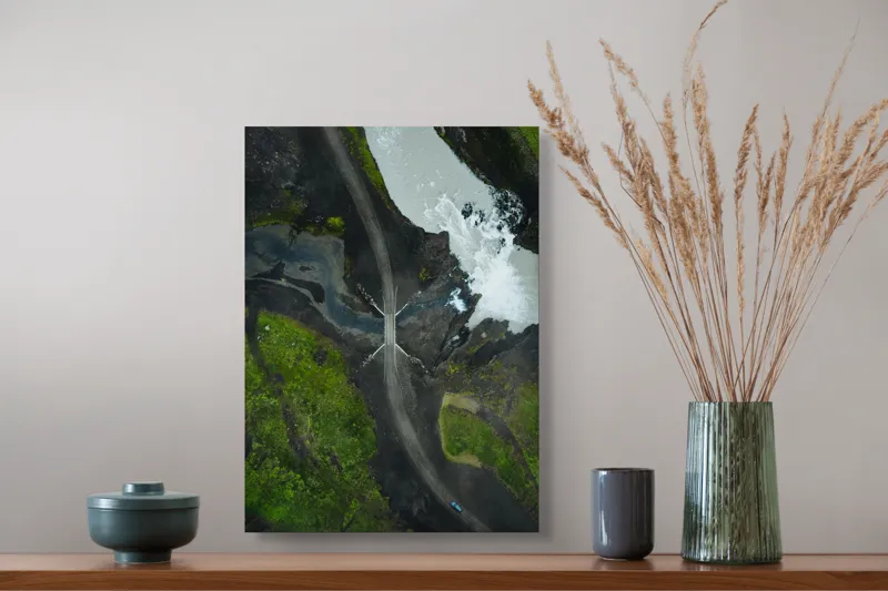 Tablou Canvas, "Drum șerpuind pe lângă râu tumultuos", Drum, Pod, Râu, Curgere, Verdeață, Peisaj, Aerian, Izolare, Natură, Contrast., 39 x 54 cm – poza 3