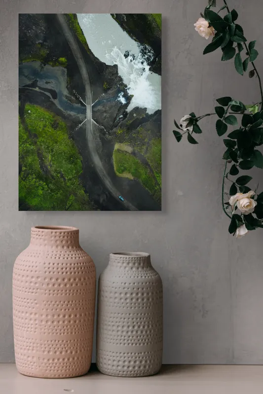 Tablou Canvas, "Drum șerpuind pe lângă râu tumultuos", Drum, Pod, Râu, Curgere, Verdeață, Peisaj, Aerian, Izolare, Natură, Contrast., 39 x 54 cm – poza 6