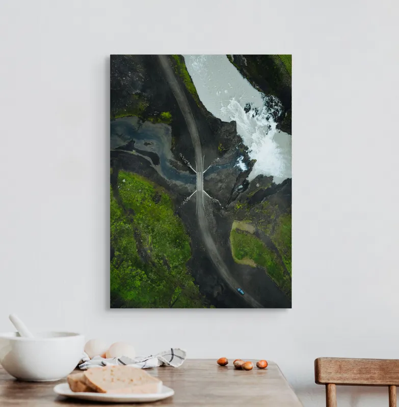 Tablou Canvas, "Drum șerpuind pe lângă râu tumultuos", Drum, Pod, Râu, Curgere, Verdeață, Peisaj, Aerian, Izolare, Natură, Contrast., 50 x 70 cm – poza 3