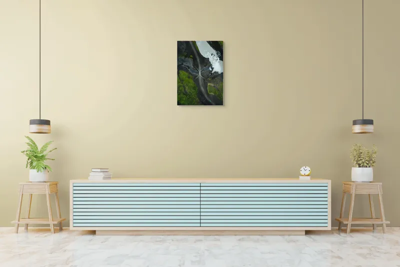 Tablou Canvas, "Drum șerpuind pe lângă râu tumultuos", Drum, Pod, Râu, Curgere, Verdeață, Peisaj, Aerian, Izolare, Natură, Contrast., 50 x 70 cm – poza 6