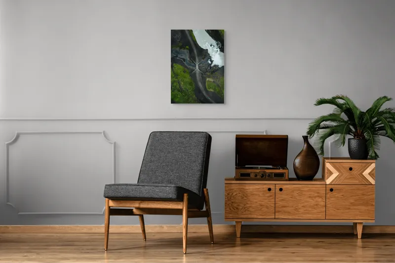 Tablou Canvas, "Drum șerpuind pe lângă râu tumultuos", Drum, Pod, Râu, Curgere, Verdeață, Peisaj, Aerian, Izolare, Natură, Contrast., 50 x 70 cm – poza 8