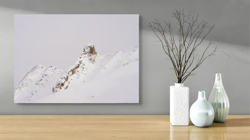 Tablou Canvas, "Piscuri ninse sub cer gri", Alb, Stânci, Zăpadă, Cer, Rece, Vârf, Liniște, 70 x 50 cm – poza 3