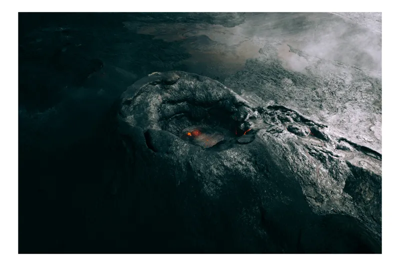 Tablou Canvas, "Focul ascuns sub crustă întunecată", Nor, Cenușă, Pământ, Fum, Lavă, Întuneric, Mister, Fierbinte, Erupție, Crater, 39 x 26 cm