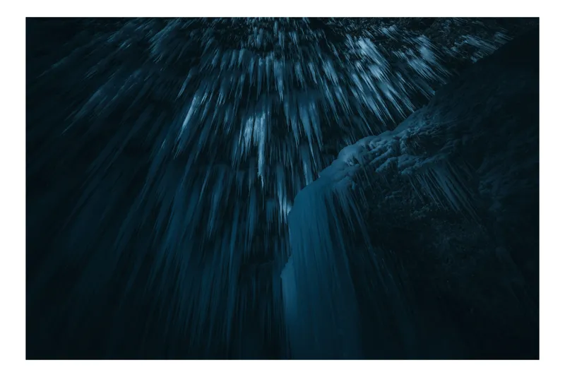 Tablou Canvas, "Cascadă înghețată în lumina nopții", Cascadă, Întuneric, Apă, Mișcare, Noapte, Răcire, Mister, Adâncime, Lumină, Umbre, 90 x 50 cm