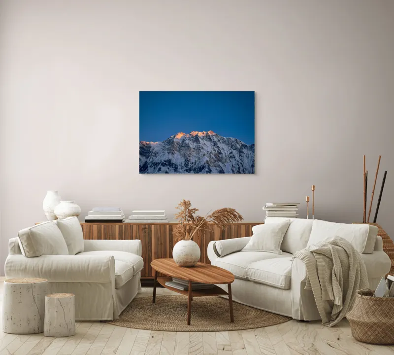 Tablou Canvas, "Strălucirea dimineții pe vârfuri înghețate", Munți, Zăpadă, Răsărit, Creste, Albastru, Lumină, Natură, Măreție, Calm, Splendoare, 100 x 70 cm – poza 3