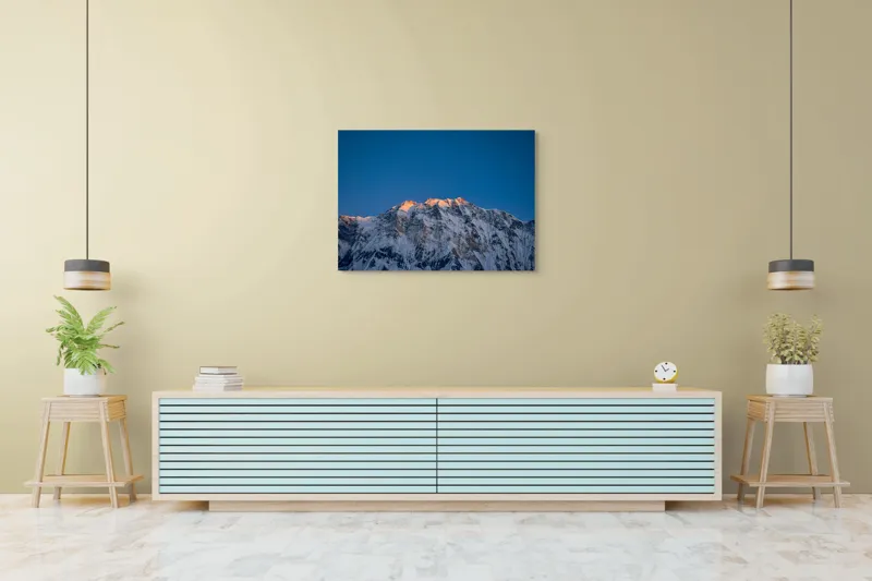 Tablou Canvas, "Strălucirea dimineții pe vârfuri înghețate", Munți, Zăpadă, Răsărit, Creste, Albastru, Lumină, Natură, Măreție, Calm, Splendoare, 100 x 70 cm – poza 4