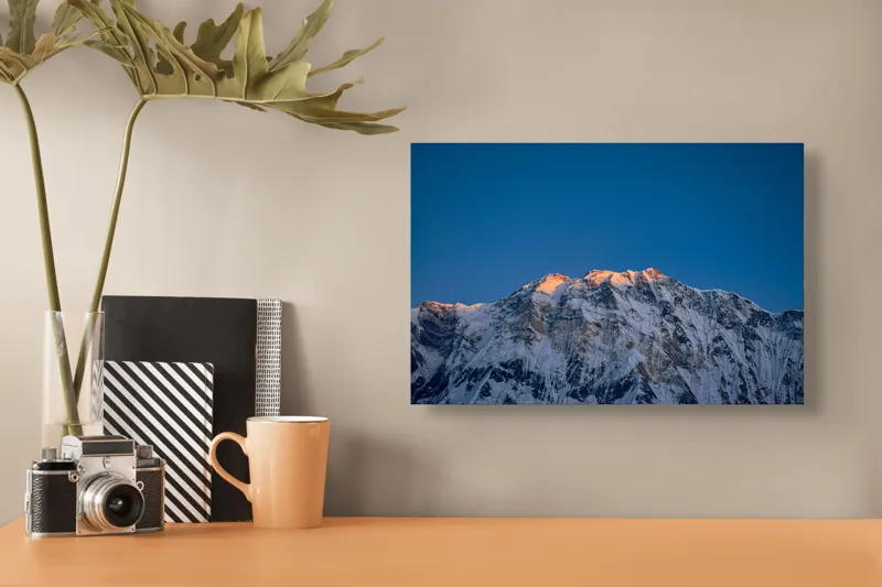 Tablou Canvas, "Strălucirea dimineții pe vârfuri înghețate", Munți, Zăpadă, Răsărit, Creste, Albastru, Lumină, Natură, Măreție, Calm, Splendoare, 39 x 26 cm – poza 3