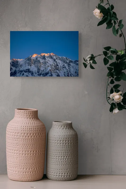 Tablou Canvas, "Strălucirea dimineții pe vârfuri înghețate", Munți, Zăpadă, Răsărit, Creste, Albastru, Lumină, Natură, Măreție, Calm, Splendoare, 39 x 26 cm – poza 4