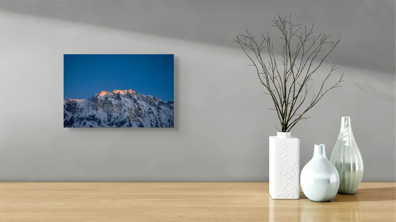 Tablou Canvas, "Strălucirea dimineții pe vârfuri înghețate", Munți, Zăpadă, Răsărit, Creste, Albastru, Lumină, Natură, Măreție, Calm, Splendoare, 39 x 26 cm – poza 8