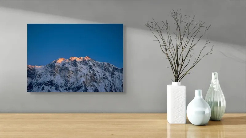 Tablou Canvas, "Strălucirea dimineții pe vârfuri înghețate", Munți, Zăpadă, Răsărit, Creste, Albastru, Lumină, Natură, Măreție, Calm, Splendoare, 54 x 39 cm – poza 3
