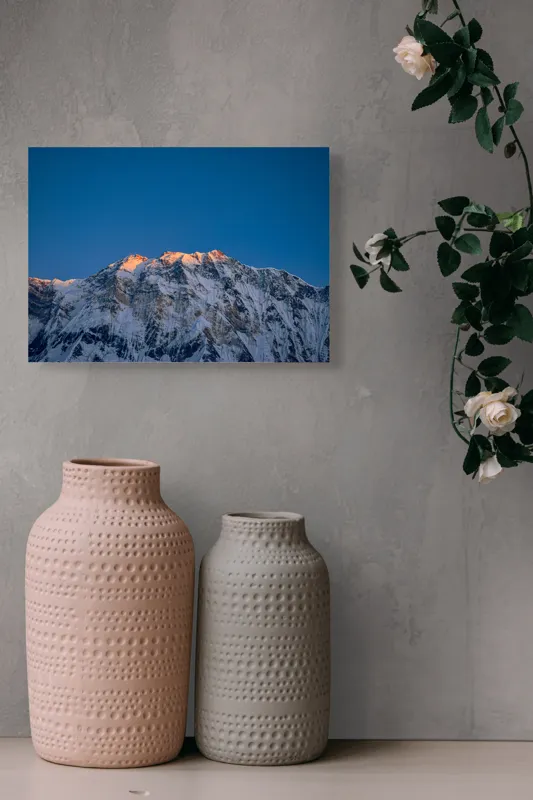 Tablou Canvas, "Strălucirea dimineții pe vârfuri înghețate", Munți, Zăpadă, Răsărit, Creste, Albastru, Lumină, Natură, Măreție, Calm, Splendoare, 54 x 39 cm – poza 8