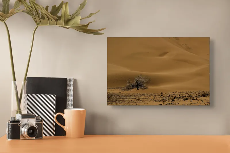Tablou Canvas, "Solitar printre dunele deșertului", Dune, Nisip, Deșert, Copac, Ariditate, Singurătate, Vânt, Peisaj, Liniște, Deșertăciune, 39 x 26 cm – poza 3