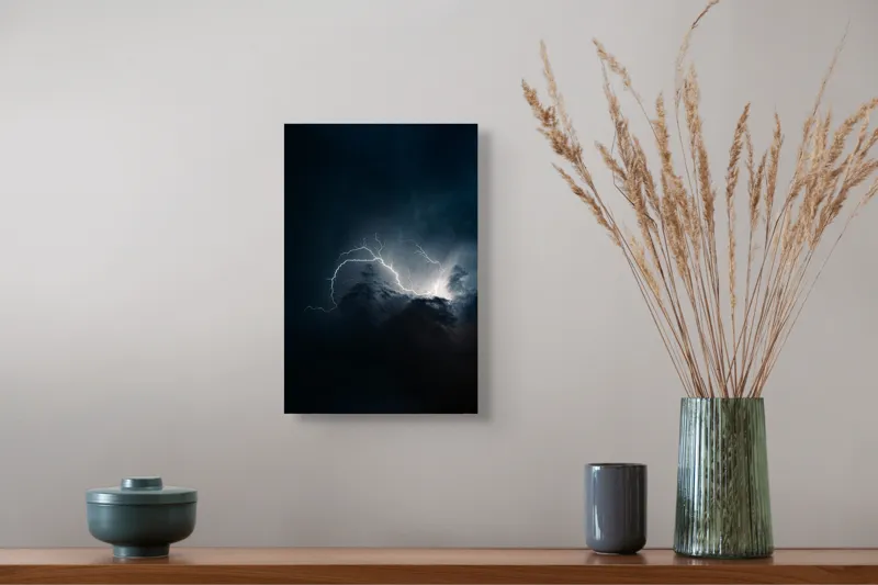 Tablou Canvas, "Fulgere dansând printre nori întunecați", Fulger, Nor, Întuneric, Cer, Lumină, Furtună, Dramă, Natură, Spectacol, Mister, 26 x 39 cm – poza 5