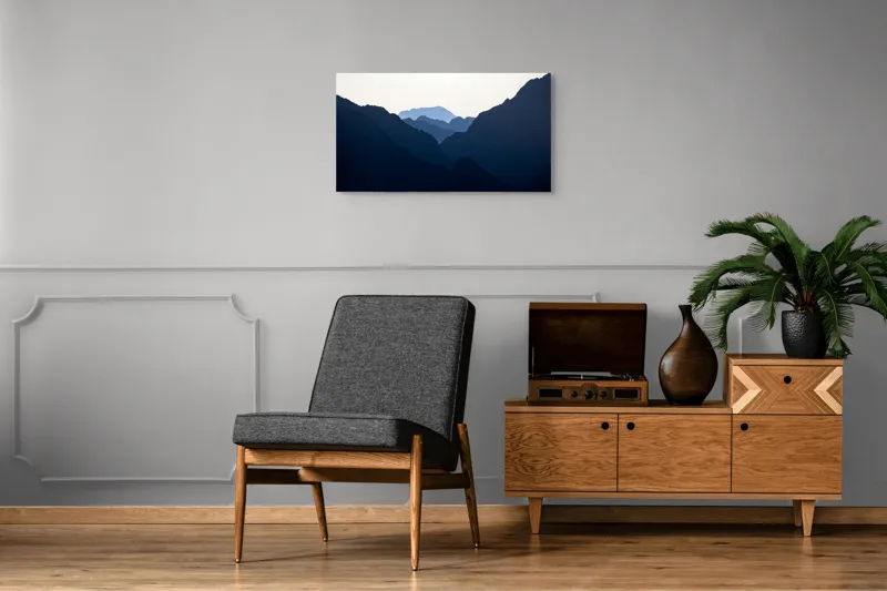 Tablou Canvas, "Umbre albastre între munți semeți", Munți, Siluete, Albastru, Orizont, Lumină, Răsărit, Calm, Mister, Natură, Vârfuri, 90 x 50 cm – poza 6