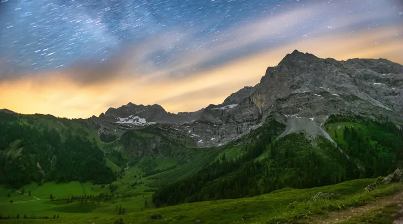 Tablou Canvas, "Splendoarea cerului peste munți alpini", Munți, Stele, Cer, Peisaj, Verdeață, Apus, Pădure, Stânci, Norii, Dealuri, 90 x 50 cm – poza 2
