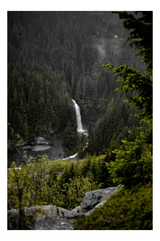Tablou Canvas, "Cascada din inima pădurii verzi", Cascadă, Pădure, Verdeață, Stânci, Apă, Natură, Serenitate, 26 x 39 cm