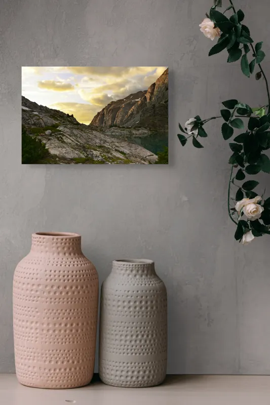 Tablou Canvas, "Lumina dimineții peste munți stâncoși", Nor, Apus, Munte, Stâncă, Lac, Vegetație, Reflecție., 39 x 26 cm – poza 4