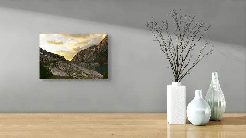 Tablou Canvas, "Lumina dimineții peste munți stâncoși", Nor, Apus, Munte, Stâncă, Lac, Vegetație, Reflecție., 39 x 26 cm – poza 8