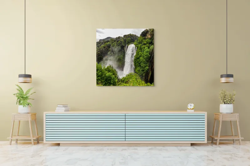 Tablou Canvas, "Cascadă impunătoare în mijlocul naturii", Cascadă, Pădure, Roci, Apă, Vegetație, Cădere, Natură, Misterioasă, 100 x 100 cm – poza 5