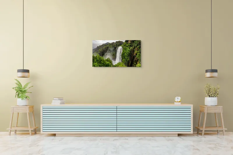 Tablou Canvas, "Cascadă impunătoare în mijlocul naturii", Cascadă, Pădure, Roci, Apă, Vegetație, Cădere, Natură, Misterioasă, 90 x 50 cm – poza 5