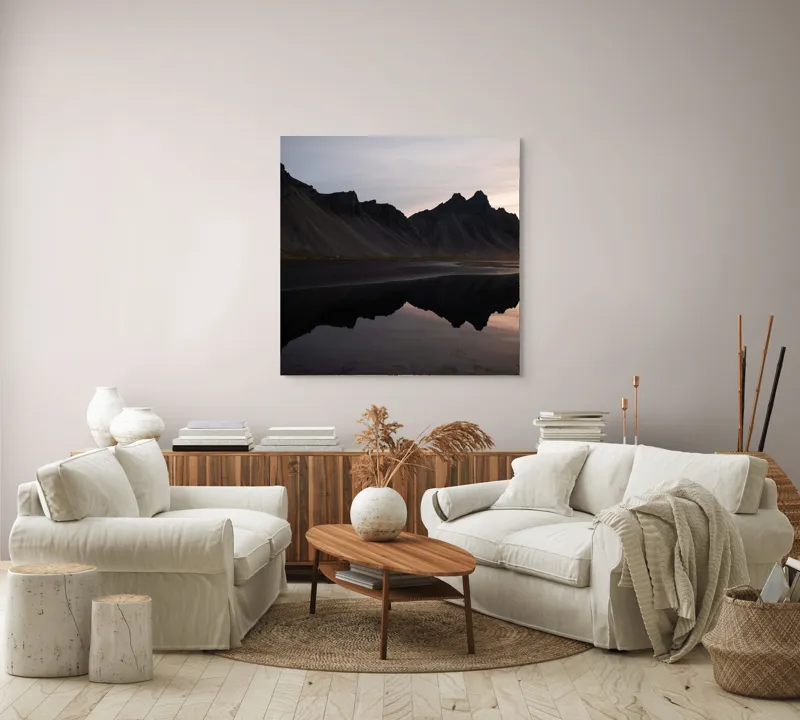Tablou Canvas, "Munții reflectați în liniștea apei", Munți, Reflecție, Apus, Liniște, Peisaj, Natură, Siluete, 100 x 100 cm – poza 3