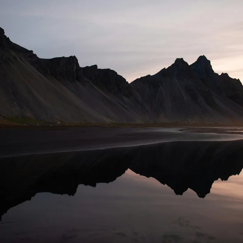 Tablou Canvas, "Munții reflectați în liniștea apei", Munți, Reflecție, Apus, Liniște, Peisaj, Natură, Siluete, 100 x 100 cm – poza 2