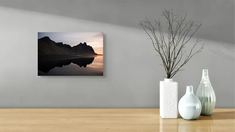 Tablou Canvas, "Munții reflectați în liniștea apei", Munți, Reflecție, Apus, Liniște, Peisaj, Natură, Siluete, 39 x 26 cm – poza 8