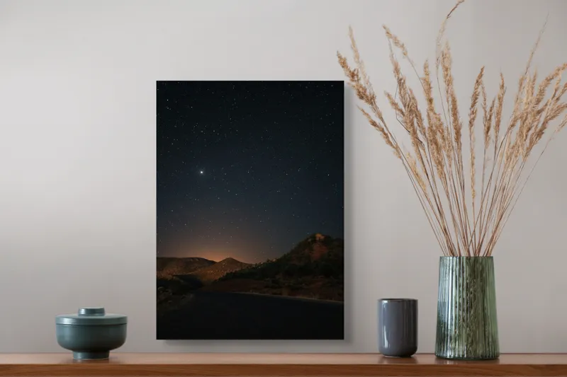 Tablou Canvas, "Drumul tăcut sub cerul înstelat", Stele, Cer, Munți, Stradă, Noapte, Lumină, Natură., 39 x 54 cm – poza 3