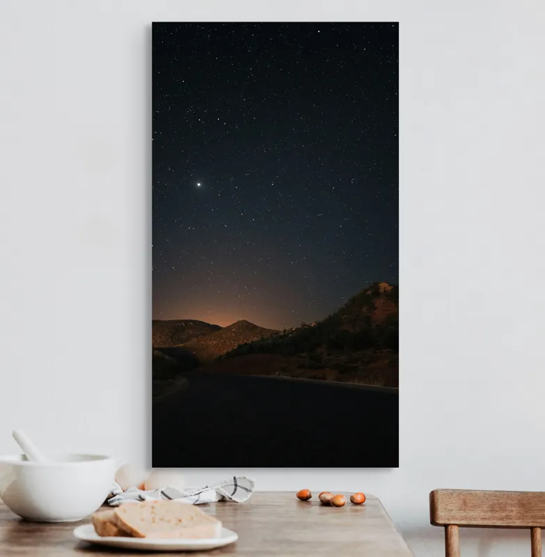 Tablou Canvas, "Drumul tăcut sub cerul înstelat", Stele, Cer, Munți, Stradă, Noapte, Lumină, Natură., 50 x 90 cm – poza 3