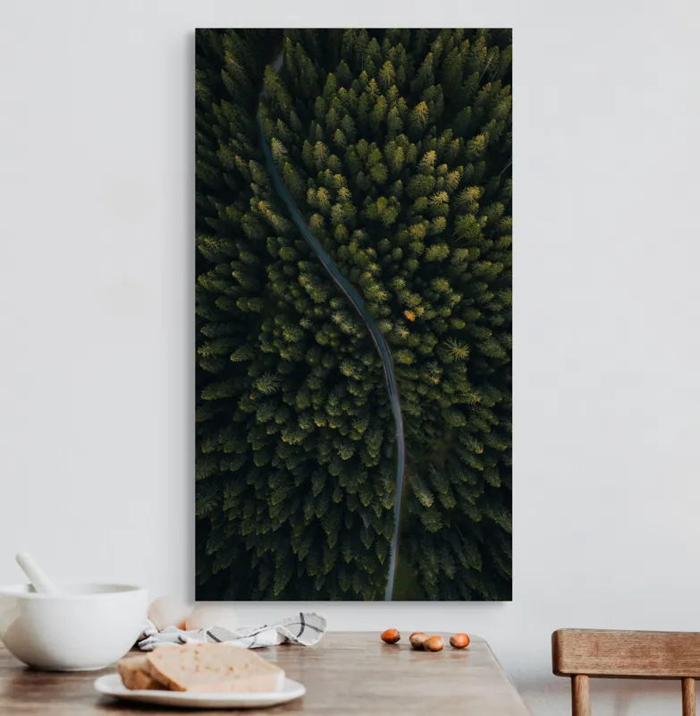 Tablou Canvas, "Drumul șerpuitor printre brazi verzi", Pădure, Drum, Verde, Copaci, Natură, Aerian, Serpentină, Vedere, Peisaj, Frunziș, 50 x 90 cm – poza 3