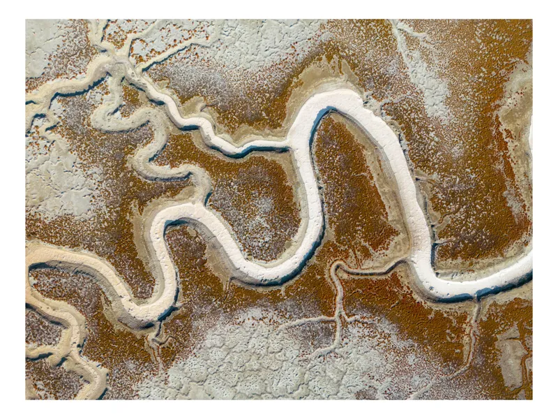 Tablou Canvas, "Cursul sinuos al naturii albe", Șerpuire, Texturi, Contrast, Natură, Abstracție, Erosion, Râu, Culoare, Peisaj, Aerian., 50 x 50 cm