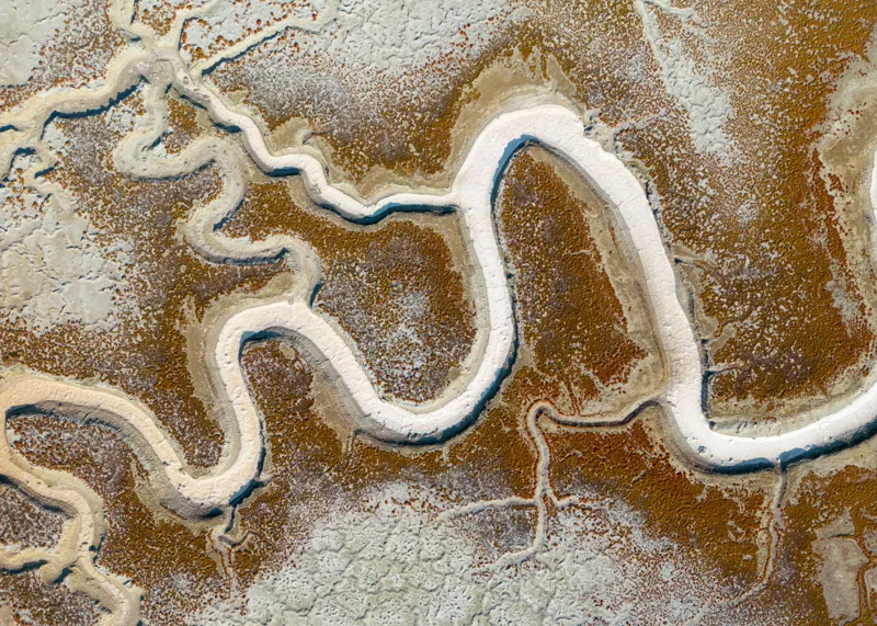 Tablou Canvas, "Cursul sinuos al naturii albe", Șerpuire, Texturi, Contrast, Natură, Abstracție, Erosion, Râu, Culoare, Peisaj, Aerian., 70 x 50 cm – poza 2
