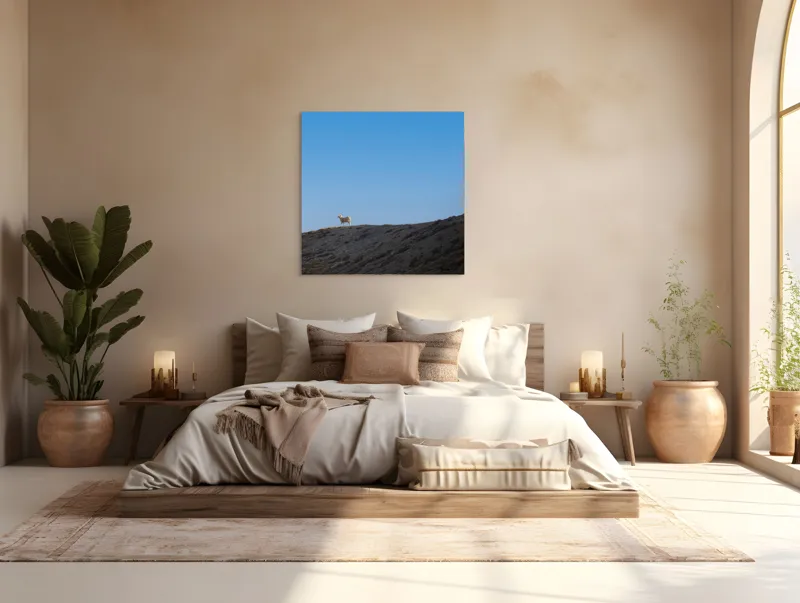 Tablou Canvas, "Oaia singuratică pe colină înaltă", Solitudine, Peisaj, Înaltimi, Tranquilitate, Natură, Cer, Reziliență, 100 x 100 cm – poza 4