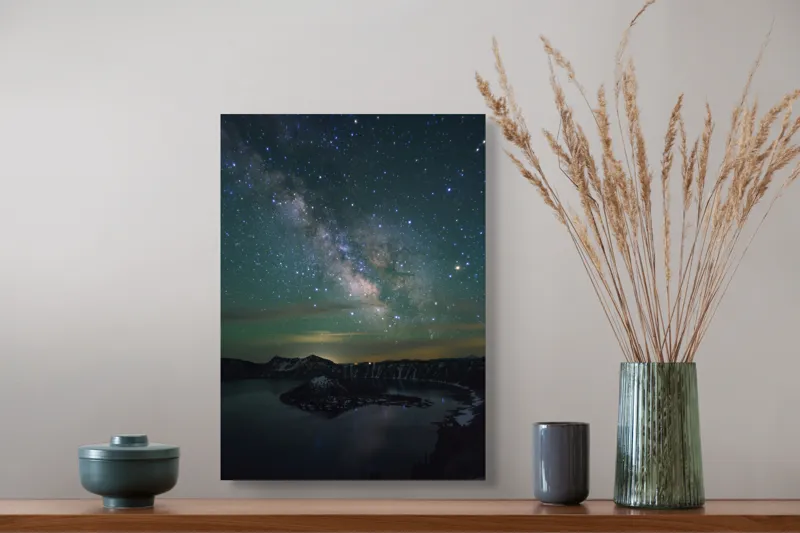 Tablou Canvas, "Magia cerului deasupra lacului liniștit", Stele, Galaxie, Lac, Munți, Reflecție, Cer, Noapte, Mister, Infinit, Splendoare, 39 x 54 cm – poza 3