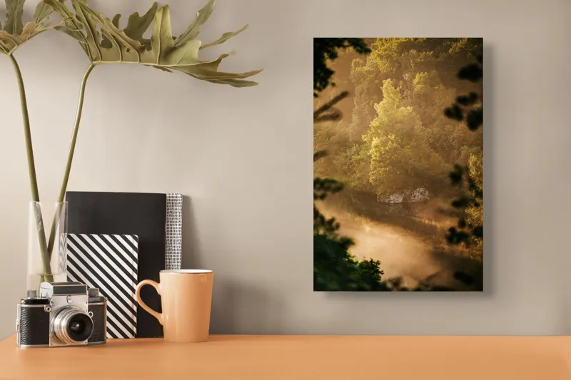 Tablou Canvas, "Pădurea învăluită în ceață aurie", Natură, Verdeață, Lumină, Ceață, Râu, Pădure, Reflexie, Tranquilitate, Peisaj, Seară, 26 x 39 cm – poza 3