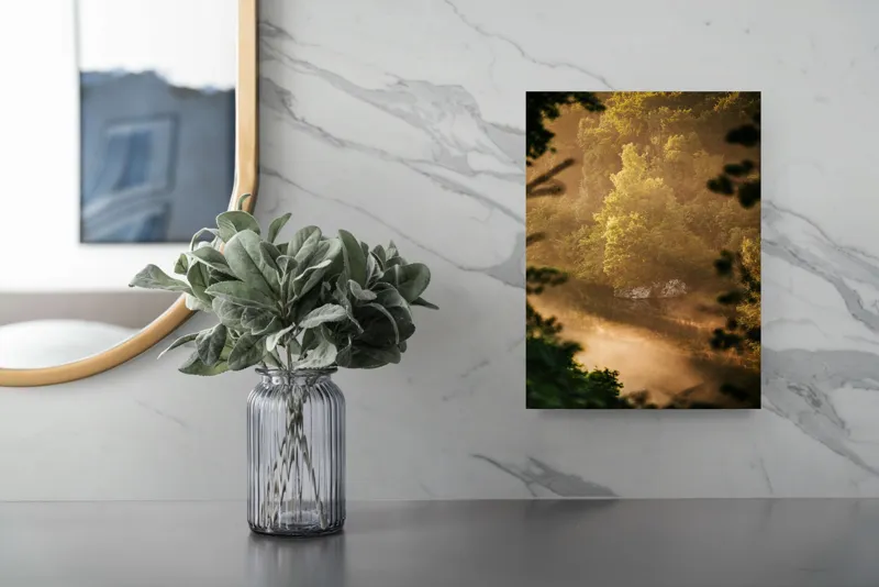 Tablou Canvas, "Pădurea învăluită în ceață aurie", Natură, Verdeață, Lumină, Ceață, Râu, Pădure, Reflexie, Tranquilitate, Peisaj, Seară, 26 x 39 cm – poza 4