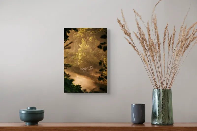 Tablou Canvas, "Pădurea învăluită în ceață aurie", Natură, Verdeață, Lumină, Ceață, Râu, Pădure, Reflexie, Tranquilitate, Peisaj, Seară, 26 x 39 cm – poza 5
