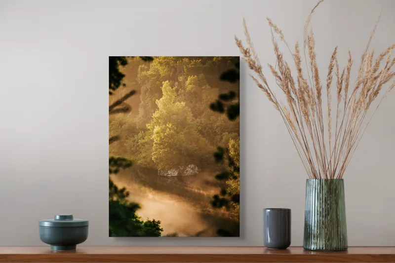 Tablou Canvas, "Pădurea învăluită în ceață aurie", Natură, Verdeață, Lumină, Ceață, Râu, Pădure, Reflexie, Tranquilitate, Peisaj, Seară, 39 x 54 cm – poza 3