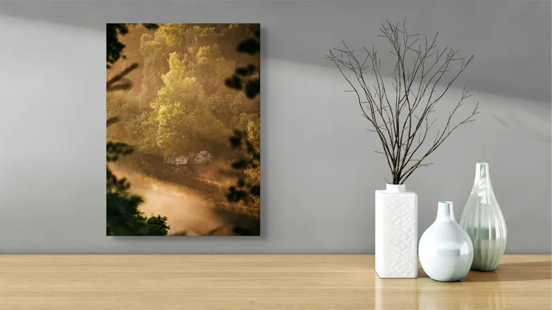 Tablou Canvas, "Pădurea învăluită în ceață aurie", Natură, Verdeață, Lumină, Ceață, Râu, Pădure, Reflexie, Tranquilitate, Peisaj, Seară, 39 x 54 cm – poza 4