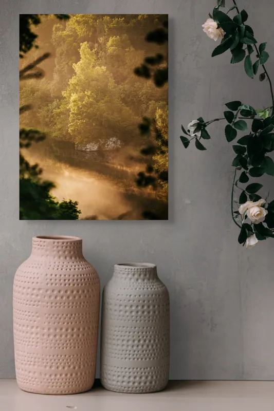 Tablou Canvas, "Pădurea învăluită în ceață aurie", Natură, Verdeață, Lumină, Ceață, Râu, Pădure, Reflexie, Tranquilitate, Peisaj, Seară, 39 x 54 cm – poza 6
