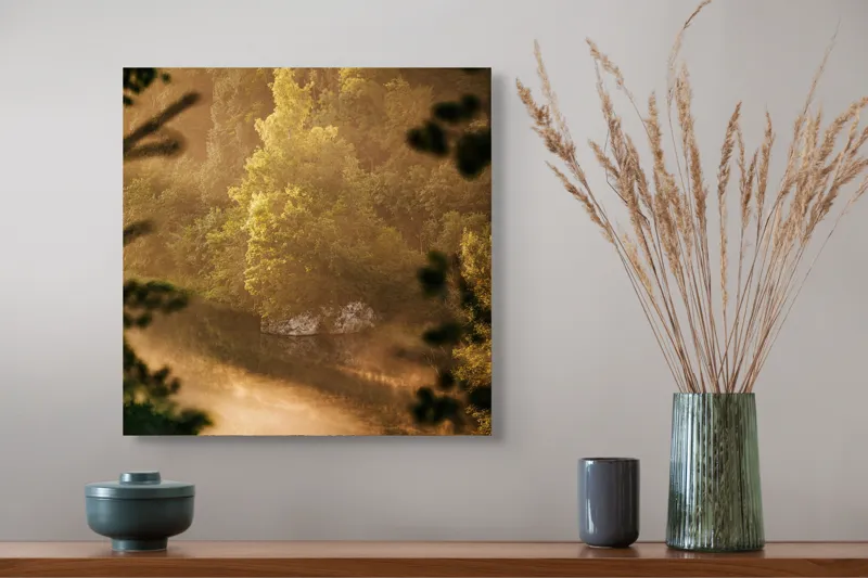 Tablou Canvas, "Pădurea învăluită în ceață aurie", Natură, Verdeață, Lumină, Ceață, Râu, Pădure, Reflexie, Tranquilitate, Peisaj, Seară, 50 x 50 cm – poza 4